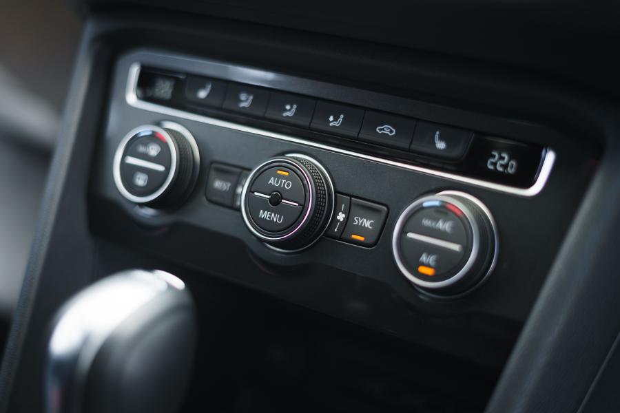 Детали интерьера Volkswagen Tiguan Allspace R-Line 2018 года  (UK) (фото 21 из 40)